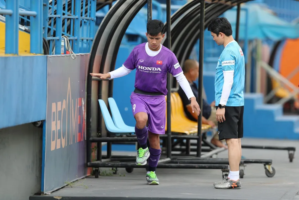 Buổi tập đầu tiên của U23 Việt Nam tại Bình Dương ảnh 4