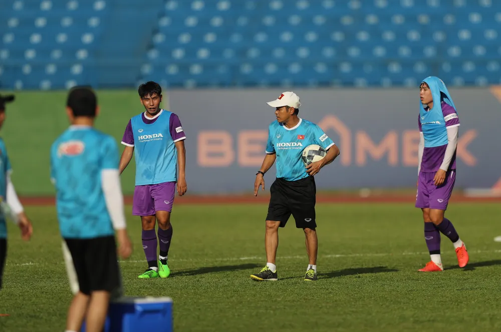 Buổi tập đầu tiên của U23 Việt Nam tại Bình Dương ảnh 6