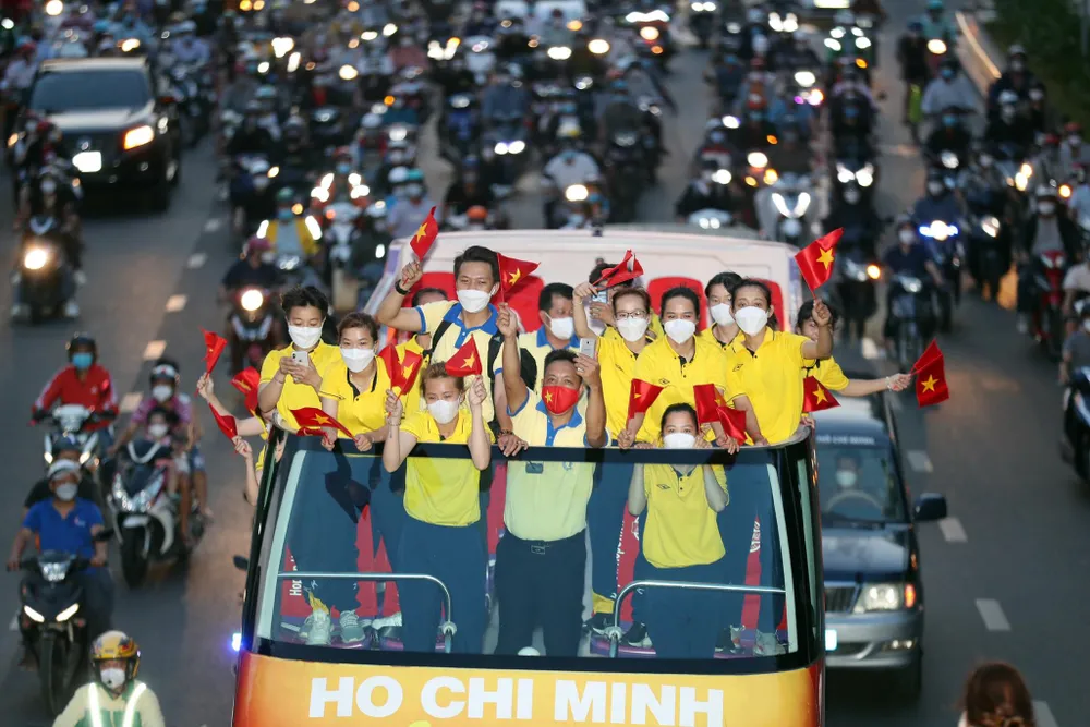 Các cô gái Vàng TPHCM trở về trong vòng tay yêu thương của người hâm mộ ảnh 2