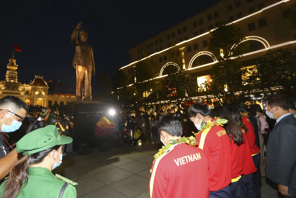 Các cô gái Vàng TPHCM trở về trong vòng tay yêu thương của người hâm mộ ảnh 4