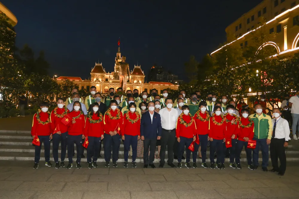 Các cô gái Vàng TPHCM trở về trong vòng tay yêu thương của người hâm mộ ảnh 5