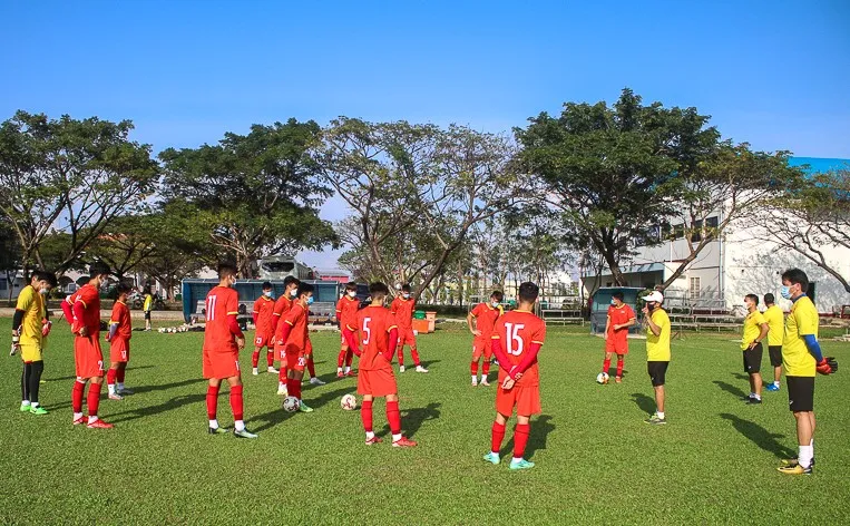 U23 Việt Nam đeo khẩu trang trên sân tập trước cuộc so tài với Thái Lan ảnh 2