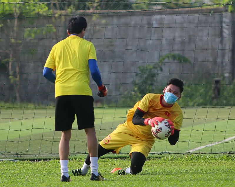 U23 Việt Nam đeo khẩu trang trên sân tập trước cuộc so tài với Thái Lan ảnh 5