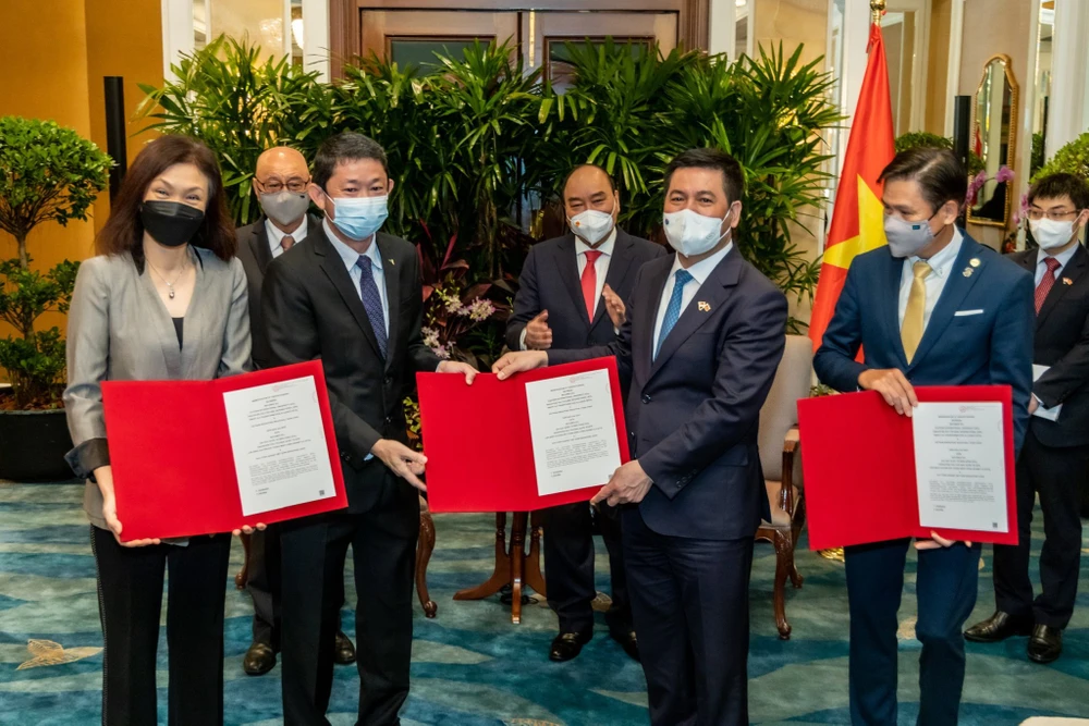 Nghi thức ký kết MOU thành lập Trung tâm Đổi mới sáng tạo Công nghiệp 4.0 Việt Nam Singapore giữa Becamex IDC, VSIP, EIU, SPI và SiTA trước sự chứng kiến của Chủ tịch nước Nguyễn Xuân Phúc