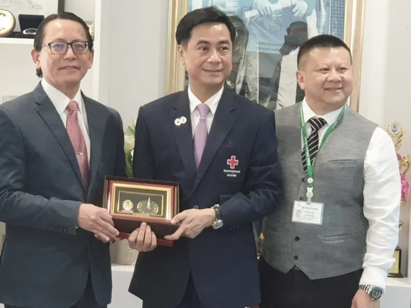 Chủ tịch Hội Y học giấc ngủ Việt Nam – GS.TSKH.BS Dương Quý Sỹ (trái) tại sự kiện hợp tác giữa VSSM và Đại học Chularlongkorn Hoàng Gia Thái Lan