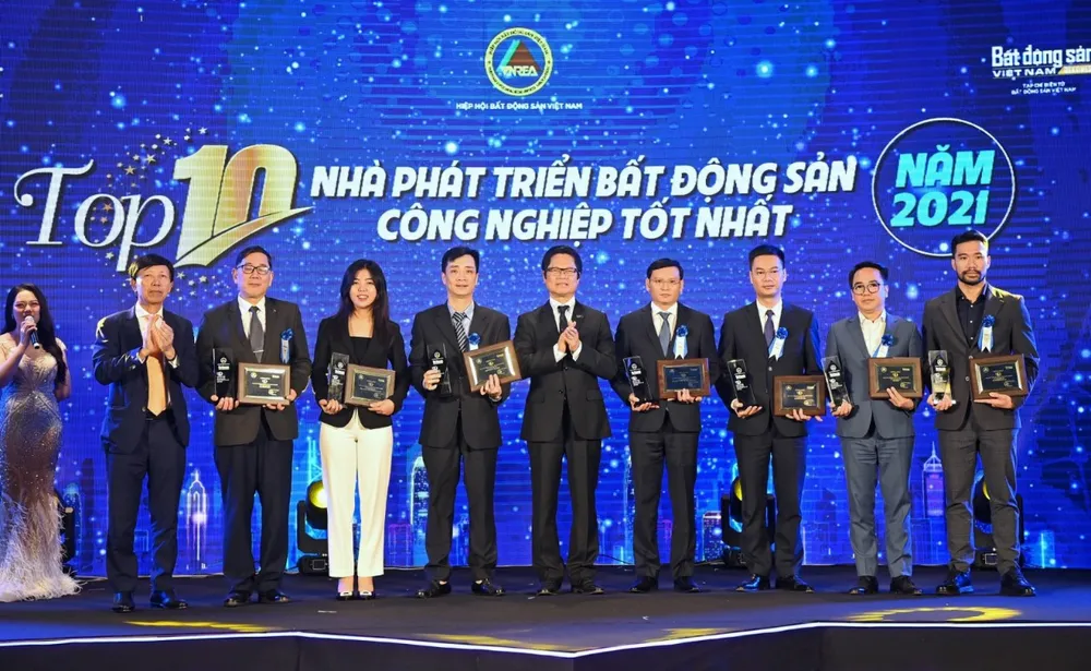 Đại diện lãnh đạo Becamex IDC cùng lãnh đạo các đơn vị nhận danh hiệu TOP10 nhà phát triển bất động sản công nghiệp tốt nhất năm 2021