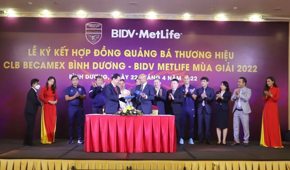 Lãnh đạo Công ty TNHH Bảo hiểm nhân thọ BIDV MetLife và CLB Becamex Bình Dương tại lễ ký hợp đồng