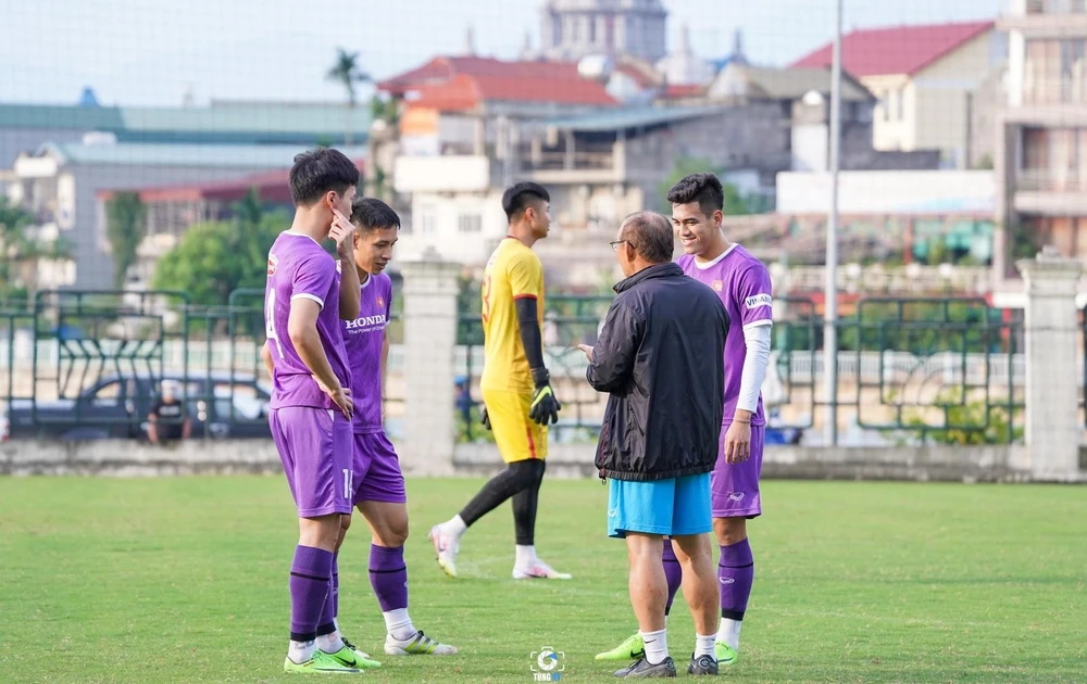 HLV Park Hang-seo trao đổi cùng các trụ cột Hùng Dũng, Hoành Đức và Tiến Linh trên sân tập 