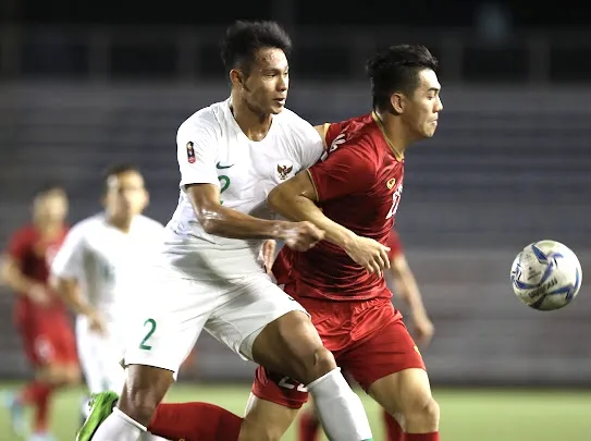 Tiến Linh trong cuộc so tài với các hậu vệ Indonesia tại SEA Games 30. Ảnh: Anh Khoa