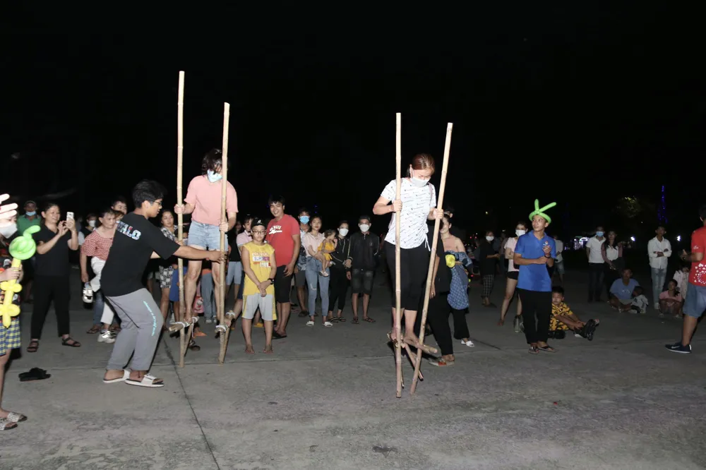 Những trò chơi dân gian tại sân chơi đường phố TP Mới Bình Dương ảnh 1