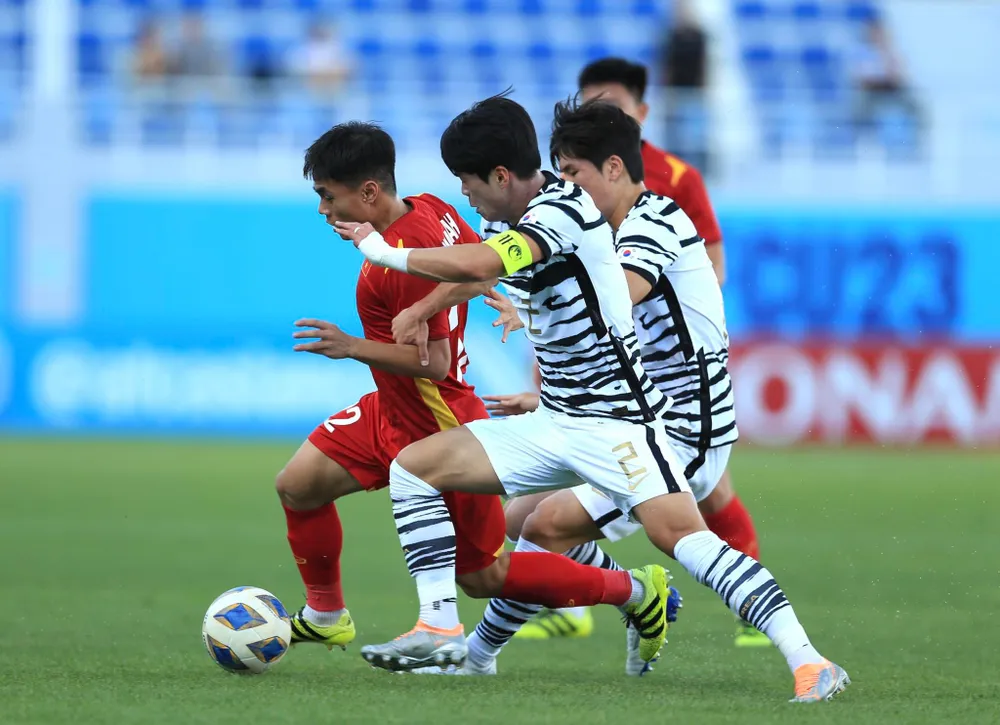 Tiến Long lập siêu phẩm, Việt Nam cầm hòa ĐKVĐ Hàn Quốc ảnh 1