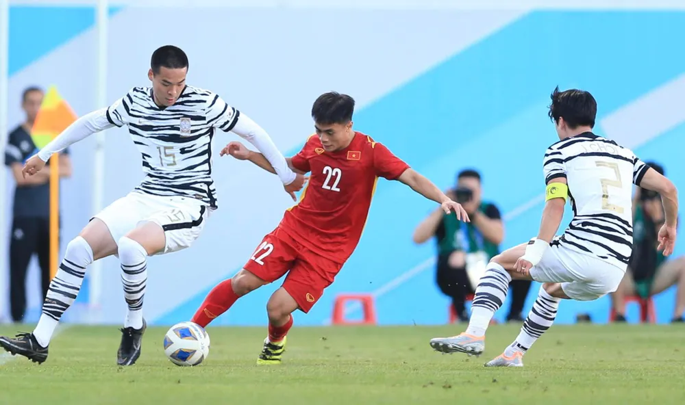 Tiến Long lập siêu phẩm, Việt Nam cầm hòa ĐKVĐ Hàn Quốc ảnh 2