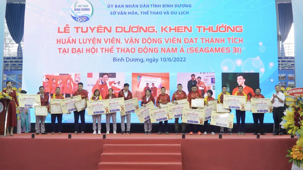 Lãnh đạo Tổng Công ty Becamex IDC trao thưởng cho các VĐV, HLV đạt thành tích tại SEA Games 31 vừa qua