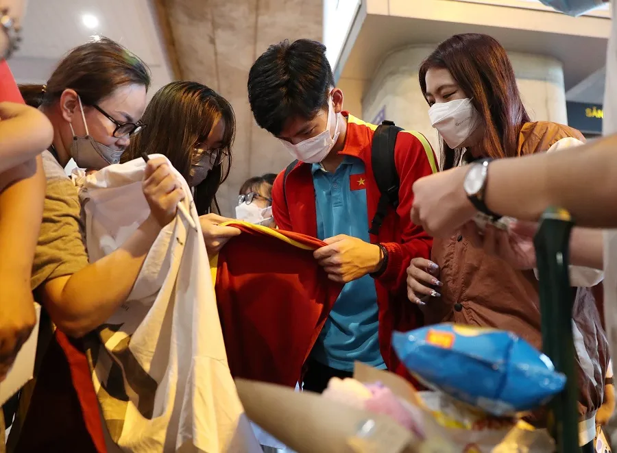 Nhóm đầu tiên của đội U23 Việt Nam về nước ảnh 2