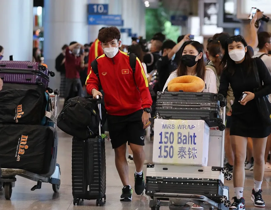 Nhóm đầu tiên của đội U23 Việt Nam về nước ảnh 1