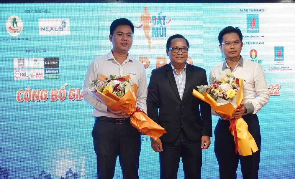 Ban tổ chức giải tặng hoa cám ơn các nhà tài trợ 