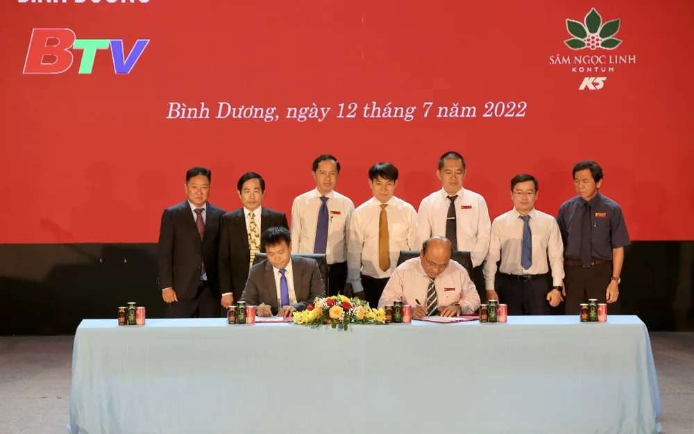 Lãnh đạo Đài Phát thanh và Truyền hình Bình Dương cùng lãnh đạo công ty Sâm Ngọc Linh tạm lễ ký kết. Ảnh: DŨNG PHƯƠNG