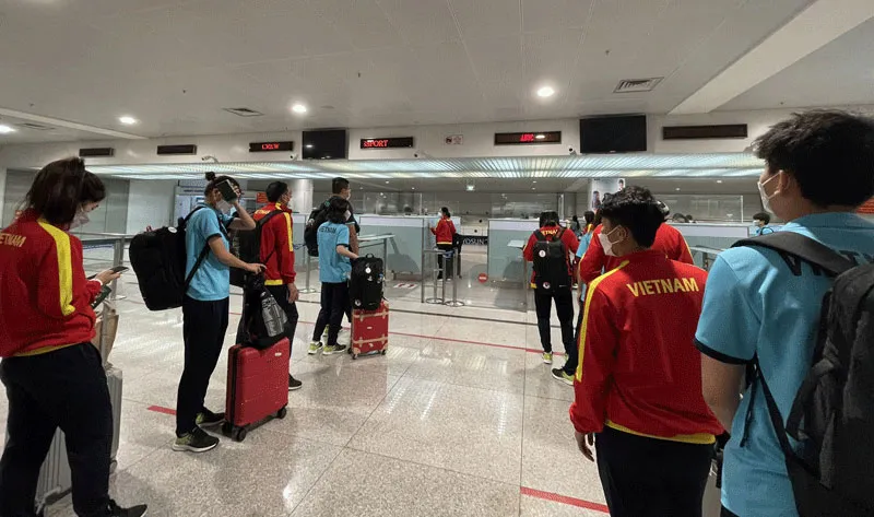 Đội tuyển nữ Việt Nam về nước trong lặng lẽ ảnh 1