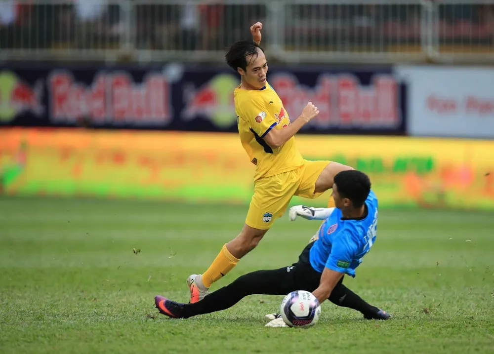 Văn Toàn tỏa sáng với cúp đúp cho HA.GL. Ảnh: HAGLFC
