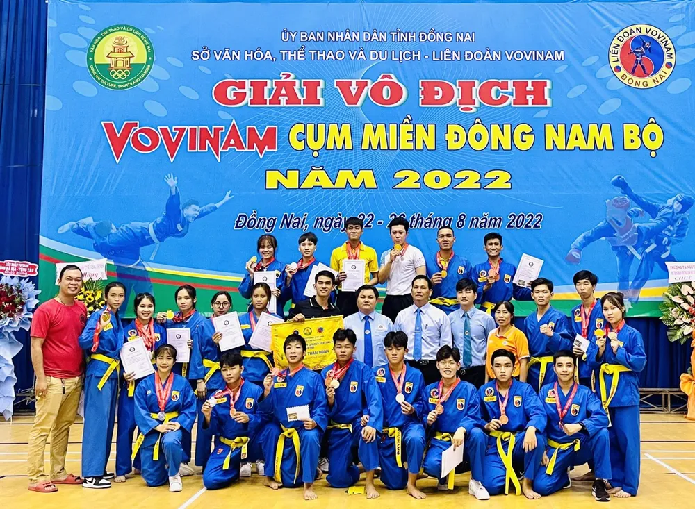 Đoàn Bình Dương nhận cờ hạng nhì toàn đoàn từ Ban tổ chức giải