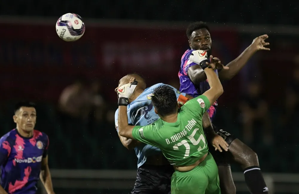 Thắng Hà Tĩnh trong trận “thủy chiến”, CLB Sài Gòn thắp lại hy vọng đua trụ hạng ảnh 2