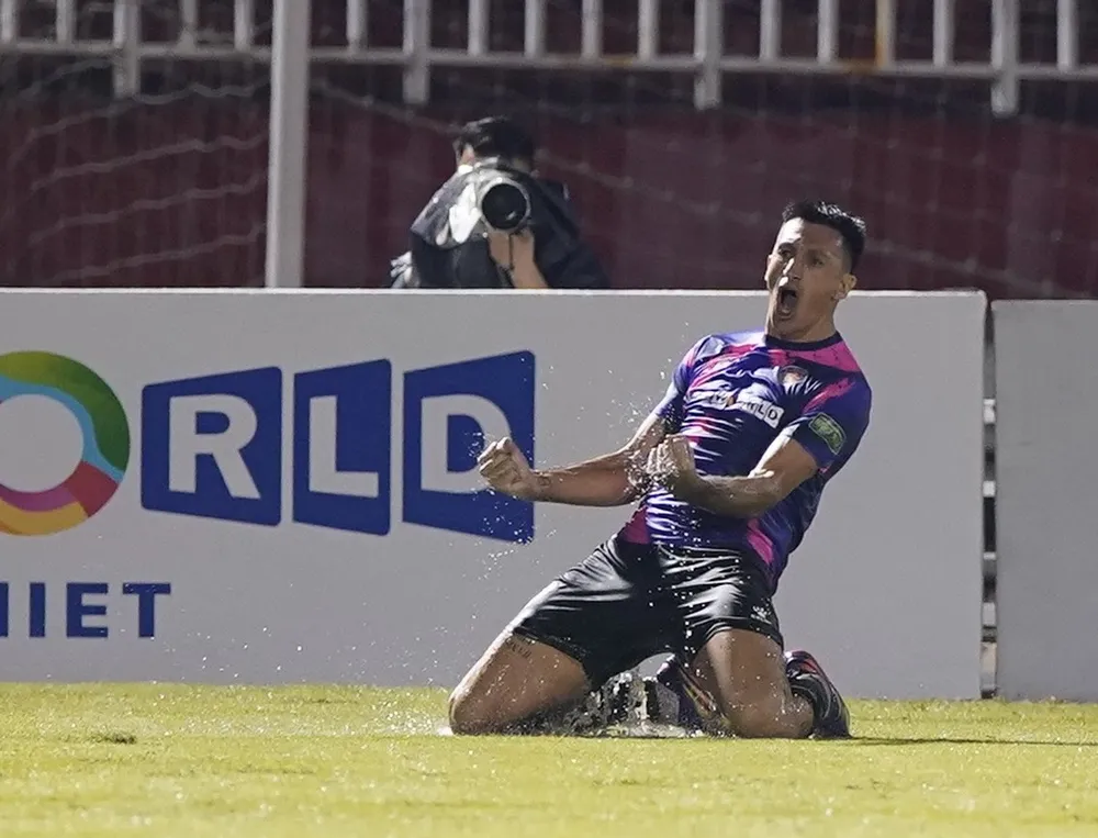 Thắng Hà Tĩnh trong trận “thủy chiến”, CLB Sài Gòn thắp lại hy vọng đua trụ hạng ảnh 1