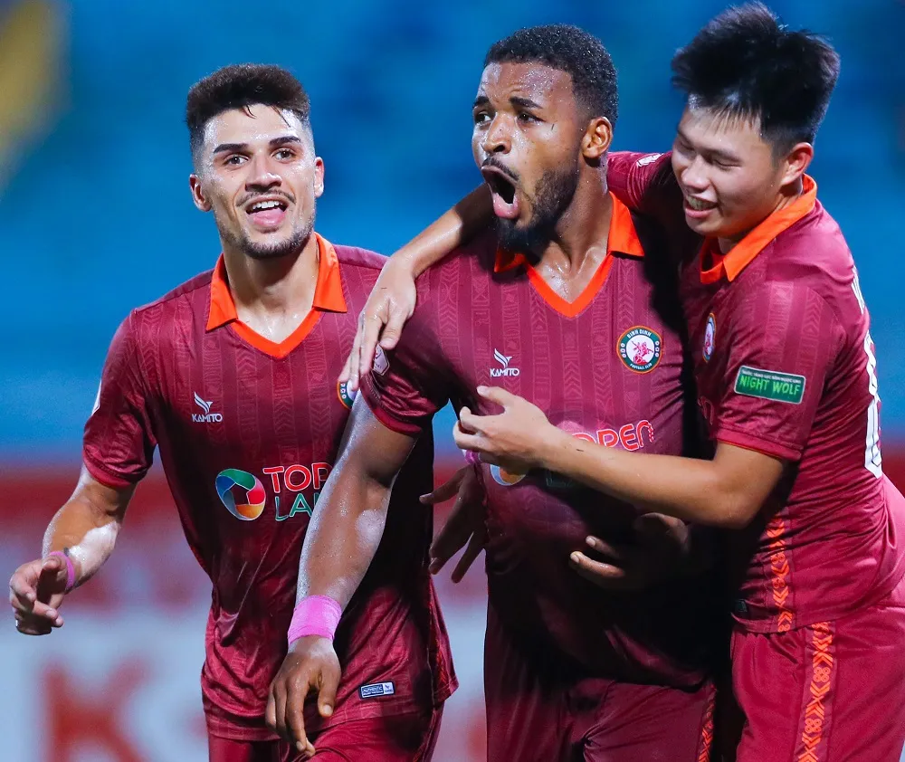 Rafaelson (giữa) bùng nổ với cú hattrick vào lưới CLB Hà Nội