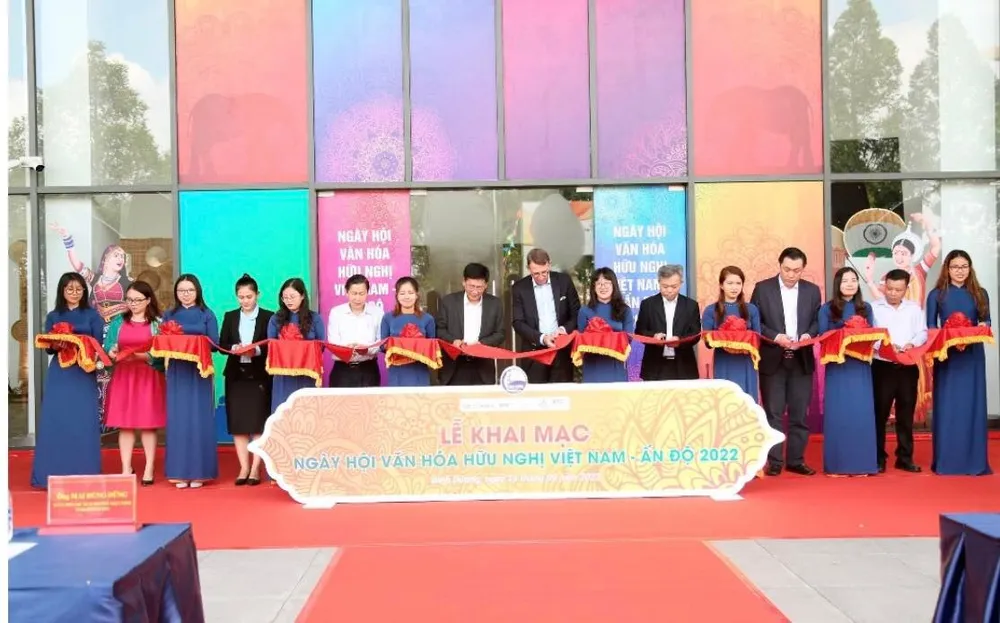 Nghi thức cắt băng khai mạc Ngày hội Văn hóa hữu nghị Việt Nam - Ấn Độ