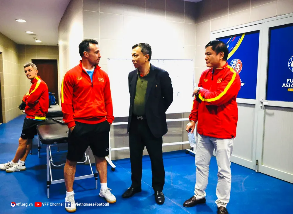 Ông Trần Quốc Tuấn trao đổi cùng trường đoàn Trần Anh Tú và HLV Giustozzi trên sân tập 