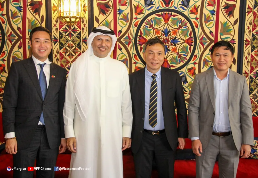 Từ trái sang: Đại sứ đặc mệnh toàn quyền Việt Nam tại Kuwait Ngô Toàn Thắng, Chủ tịch LĐBĐ Kuwait Abdullah Al Shaheen, Q.Chủ tịch VFF Trần Quốc Tuấn, Ủy viên Thường trực BCH VFF Trần Anh Tú