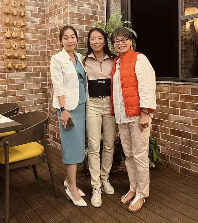 Huỳnh Như đi ăn cùng cựu HLV trưởng đội tuyển Việt Nam ảnh 1