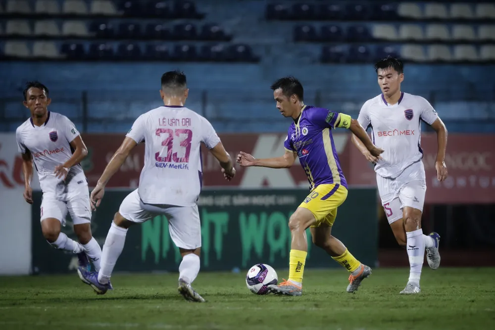 Văn Quyết cùng CLB Hà Nội gia tăng cách biệt với nhóm đội theo sau. Ảnh: MINH HOÀNG