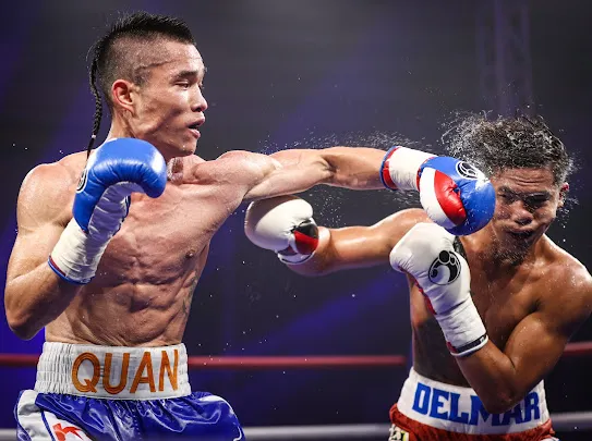 Võ sĩ Đinh Hồng Quân (bên trái)