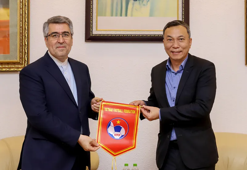 Q.Chủ tịch VFF Trần Quốc Tuấn trao tặng cờ lưu niệm đến Đại sứ Ali Akbar Nazari