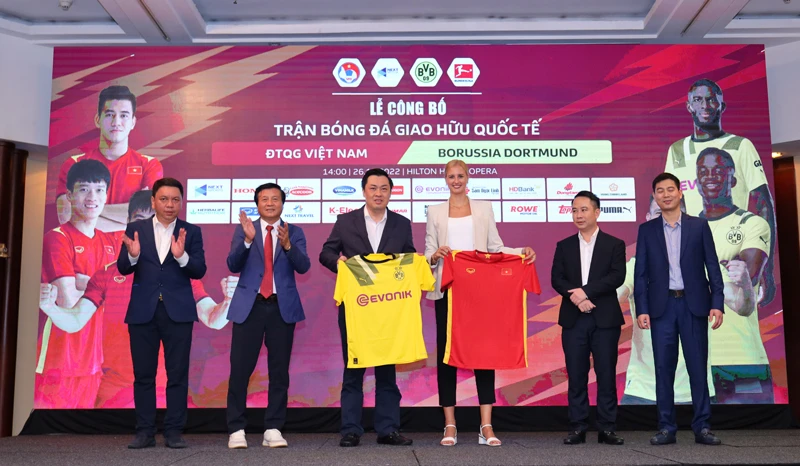 Lãnh đạo VFF và đại diện CLB Dortmund trao áo thi đấu