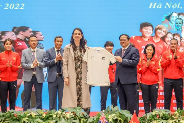 Thủ tướng Phạm Minh Chính tặng áo đội tuyển nữ Việt Nam cho Thủ tướng New Zealand ảnh 2