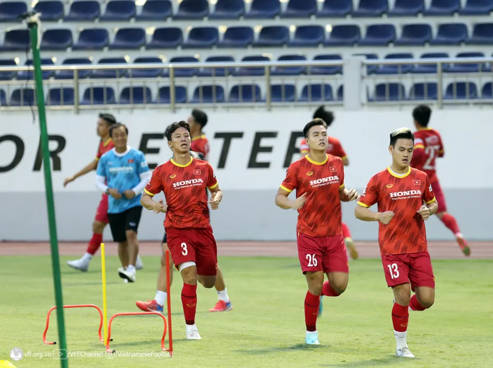 Các cầu thủ ra sân tập buổi đầu tiên tại BR-VT vào chiều 2-12