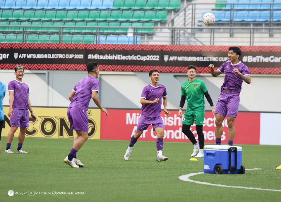 Văn Hậu cùng các đồng đội trên sân tập chuẩn bị cho trận gặp đội chủ nhà Singapore