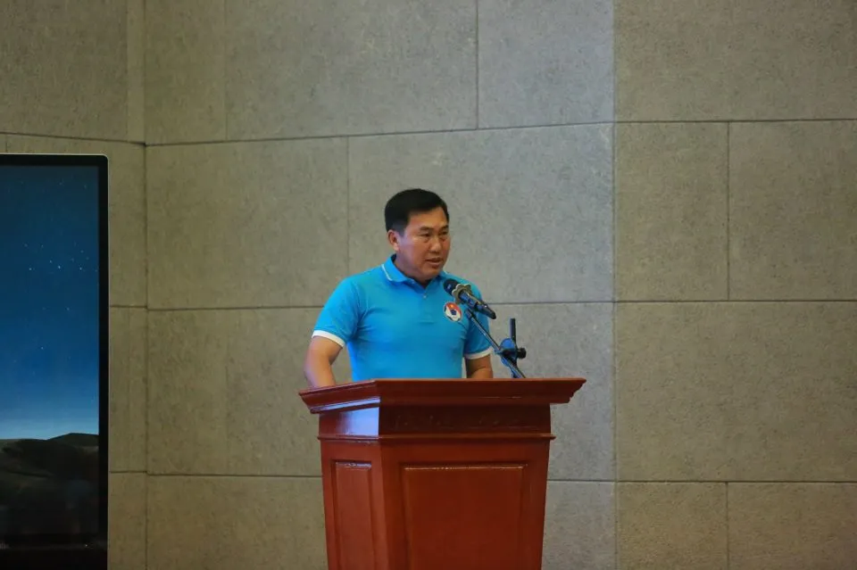 HLV Hứa Hiền Vinh (CLB Lâm Đồng) phát biểu tại lễ khai giảng