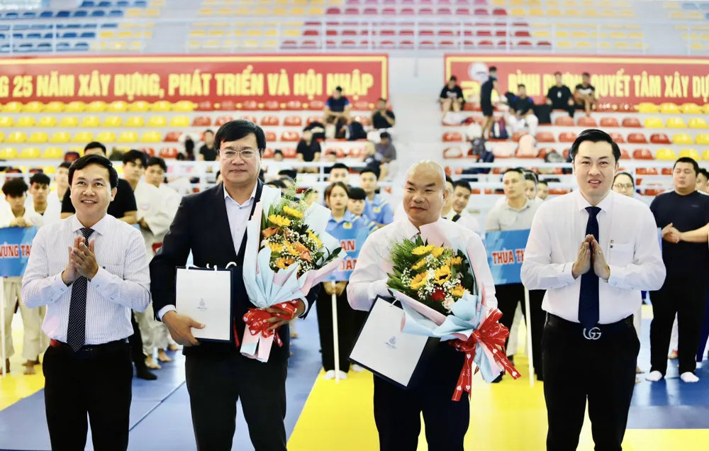 Thay mặt địa phương đăng cai, Ông Bùi Hữu Toàn - GĐ Sở VH-TT&amp;DL tỉnh Bình Dương; Ông Cao Văn Chóng - PGĐ Sở VH-TT&amp;DL tỉnh Bình Dương – Trưởng Ban Tổ chức giải tặng hoa và quà lưu niệm cho lãnh đạo Cục TDTT và Liên đoàn Jujitsu Việt Nam