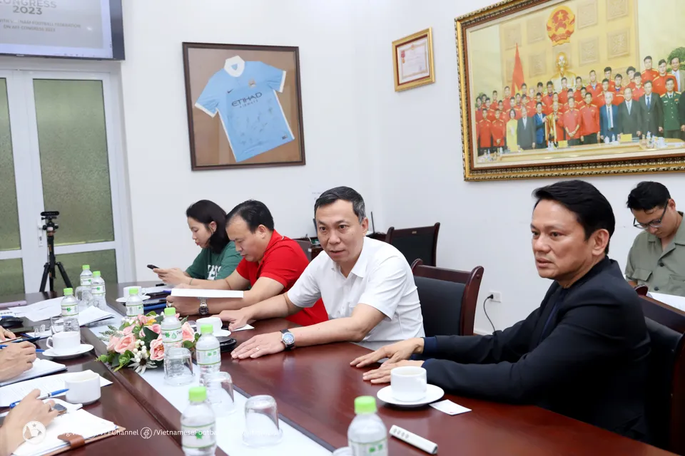 Tổng thư ký AFF Winston Lee (bên phải) trao đổi cùng Chủ tịch LĐBĐVN Trần Quốc Tuấn và các bộ phận chuyên môn về công tác tổ chức Đại hội thường niên AFF