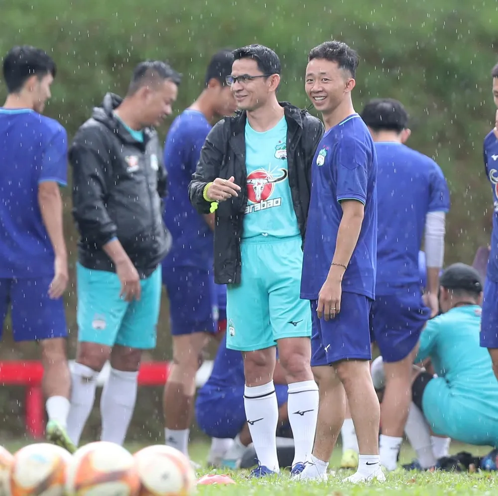 HLV Kiatisak trao đổi cùng Ngọc Quang trước buổi tập