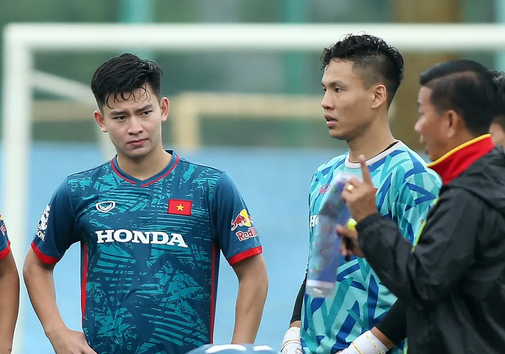 HLV Hoàng Anh Tuấn căn dặn các học trò trên sân tập