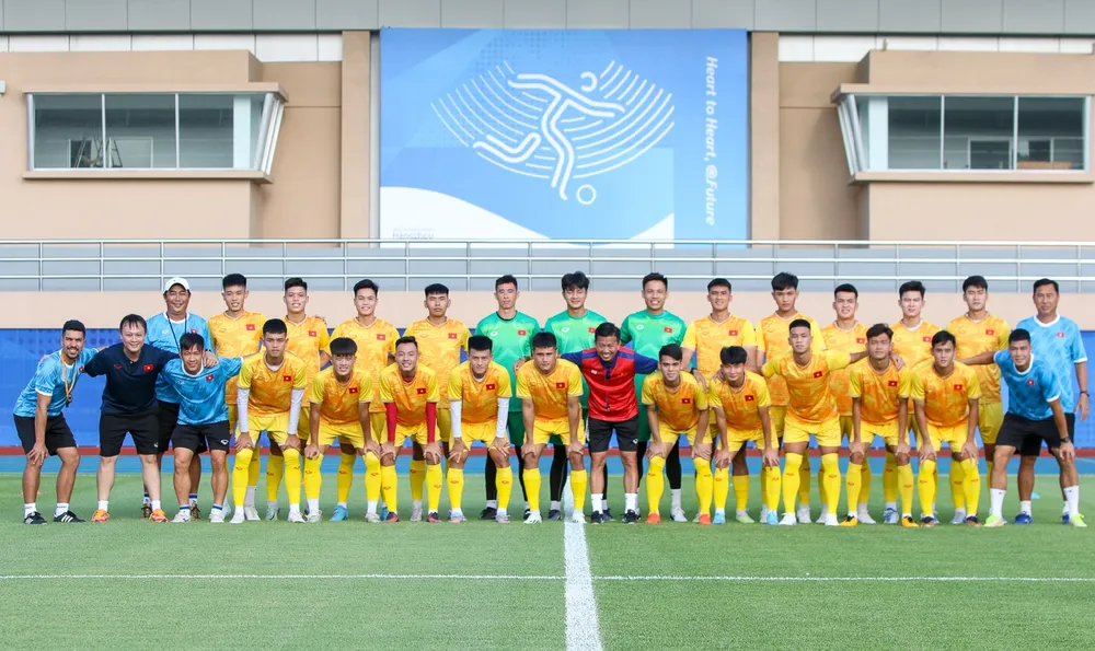 Cả đội chụp ảnh lưu niệm trước buổi tập