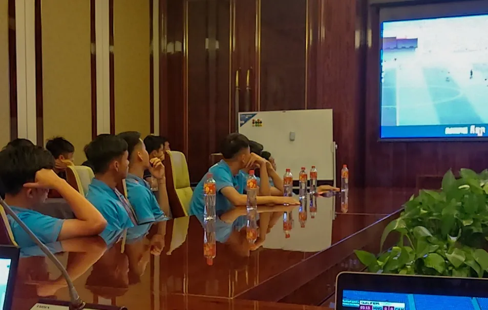Cả đội họp kỹ thuật và xem băng hình các trận đấu