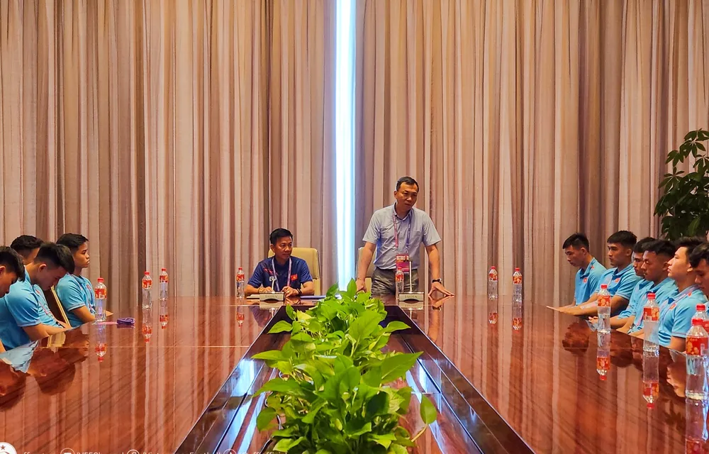 Chủ tịch VFF Trần Quốc Tuấn thay mặt BCH VFF đến thăm toàn đội vào sáng 17-9