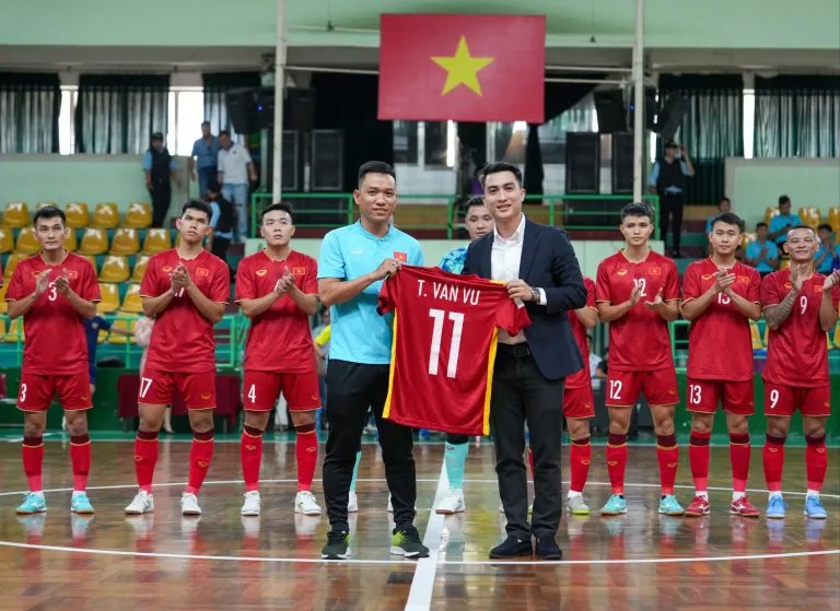 Ông Trần Anh Minh – UV BCH VFF trao chiếc áo thi đấu của cầu thủ Trần Văn Vũ tại FIFA FUTSAL World Cup Lithuania 2021 Ông Trần Anh Minh – UV BCH VFF trao chiếc áo thi đấu của cầu thủ Trần Văn Vũ tại FIFA FUTSAL World Cup Lithuania 2021