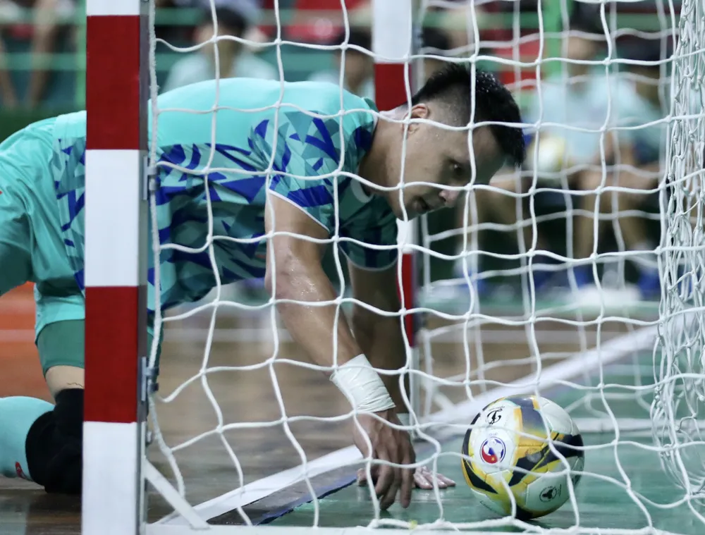 Thi đấu xuất sắc, nhưng Hồ Văn Ý cũng có trận đấu vất vả khi 3 lần vào lưới nhặt bóng