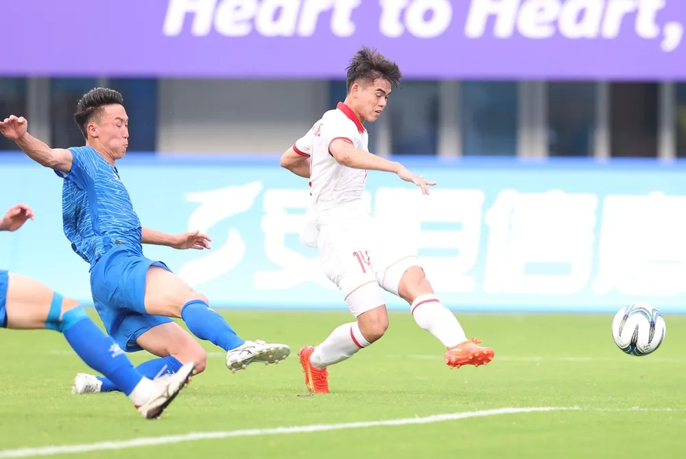 Hàng công của Olympic Việt Nam tạo sự an tâm trong trận gặp Mông Cổ, nhưng cũng còn nhiều điều cần khắc phục, nhất là ở hàng phòng ngự Hàng công của Olympic Việt Nam tạo sự an tâm trong trận gặp Mông Cổ, nhưng cũng còn nhiều điều cần khắc phục, nhất là ở hàng phòng ngự