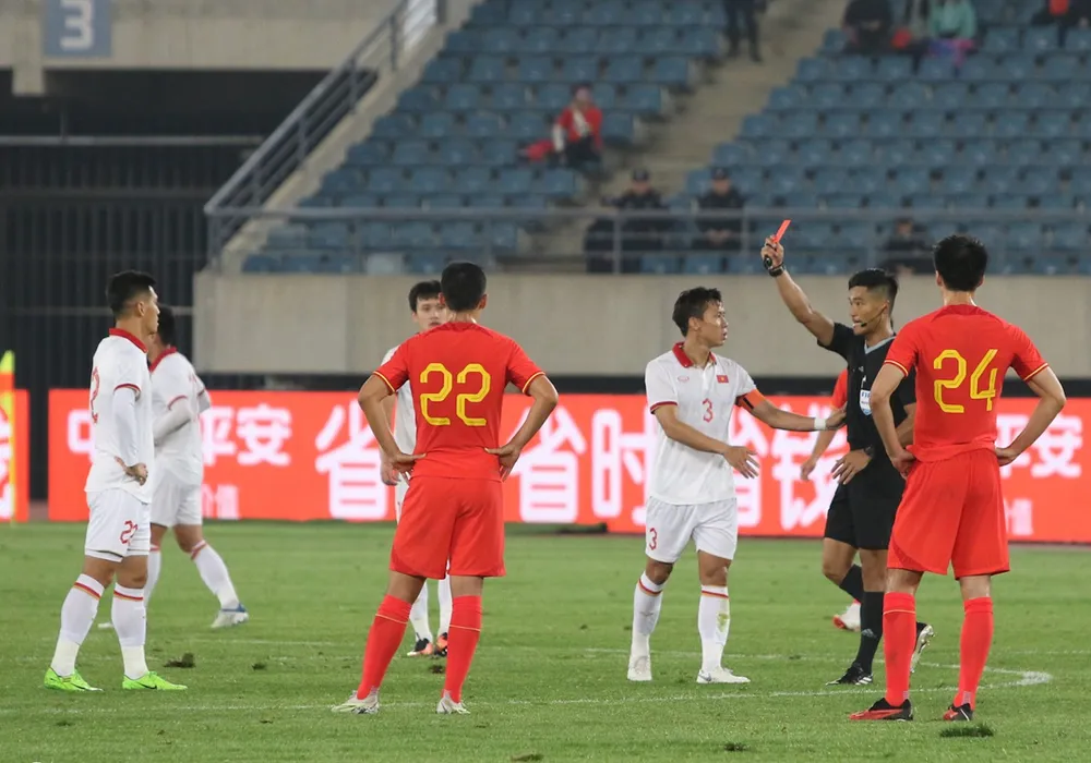 Thẻ đỏ cho Tiến Linh cũng là bài học kinh nghiệm cho thầy trò đội tuyển qua chuyến thi đấu này